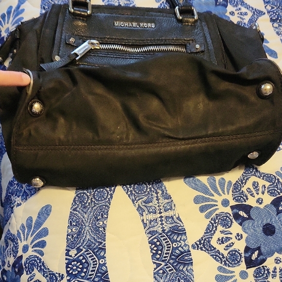 Michael Kors Black Shoulder Bag w/ Silver Hardware. Minimal Call Out. Attractive - Picture 3 of 12